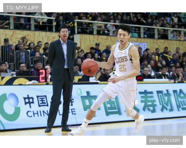 篮球翻腕违例的规则判定标准与动作解析 篮球翻腕违例的规则判定标准与动作解析